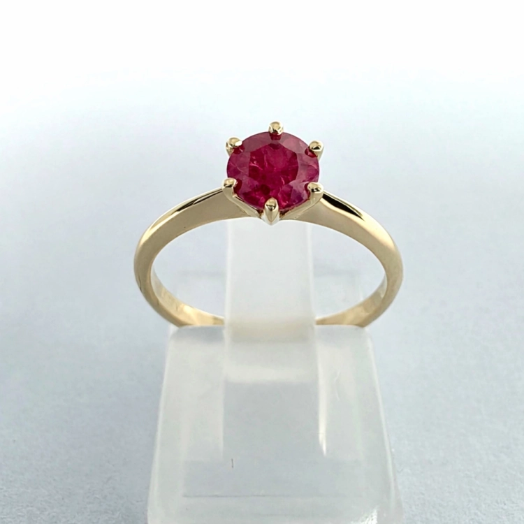 Złoty pierścionek z rubinem.png