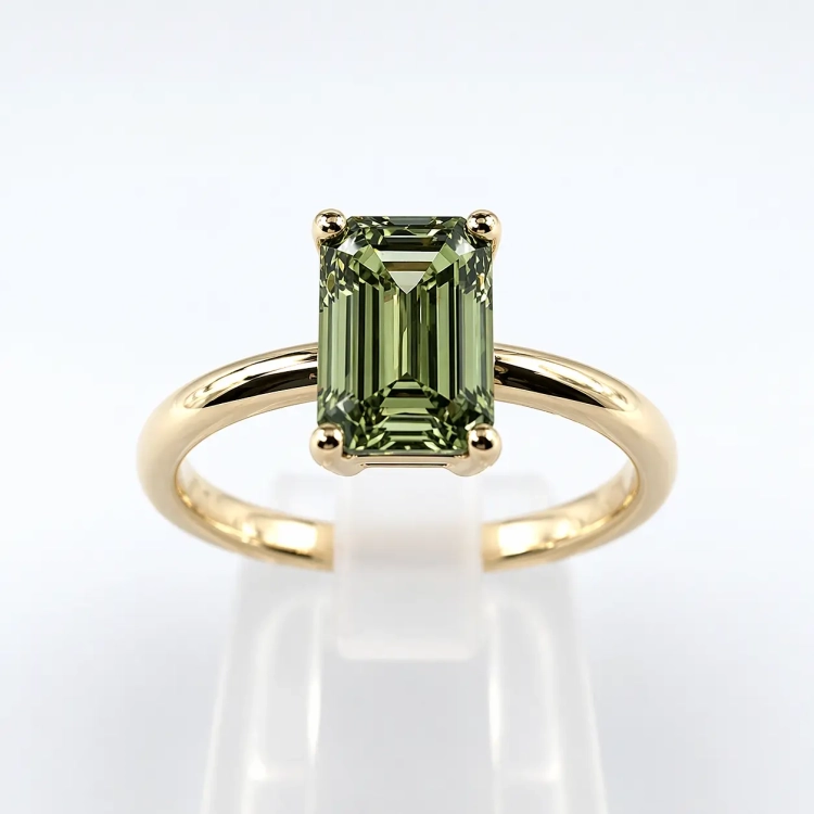 Pierścionek z zielonym diamentem szlif szmaragdowy złoto 585 – widok frontalny – ABGOLD Baczyński