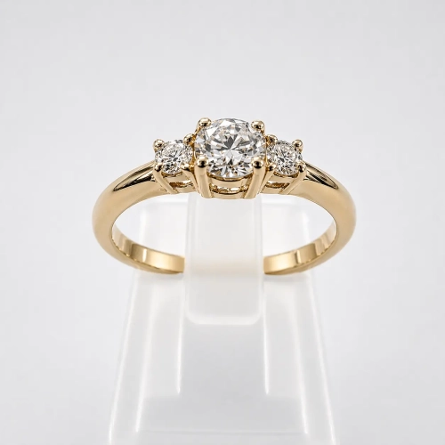 Złoty pierścionek z brylantami – widok frontalny – ABGOLD Baczyński