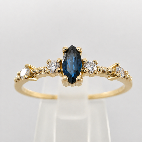 COLORE Złoty pierścionek z szafirem i brylantami – widok frontalny – ABGOLD Baczyński