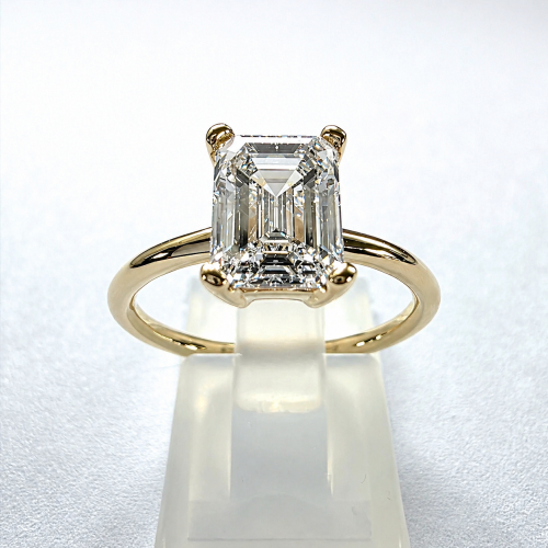 Złoty pierścionek próba 585 z diamentem laboratoryjnym ok. 1,80 ct szlif emerald – widok z przodu – ABGOLD Baczyński