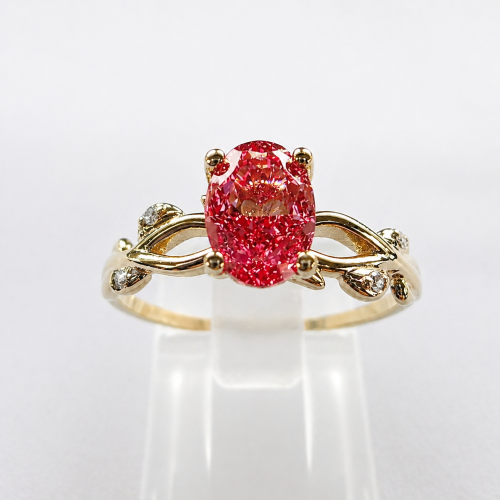 Złoty pierścionek z diamentem fancy vivid pink – widok frontalny – ABGOLD Baczyński