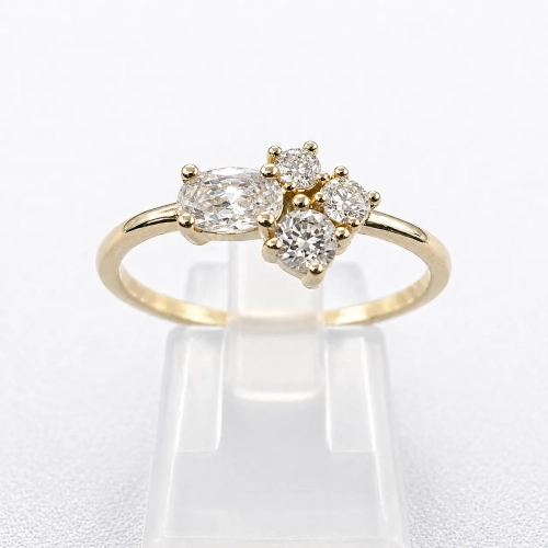 COLORE Złoty pierścionek z moissanitami – widok frontalny – ABGOLD Baczyński