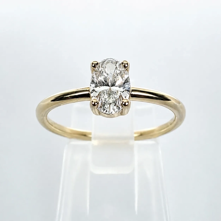 Złoty pierścionek próba 585 z diamentem owal 0,40 ct – widok z przodu – ABGOLD Baczyński