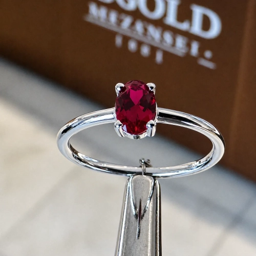 Pierścionek z białego złota z krwistym rubinem 585 – widok z przodu – ABGOLD Baczyński