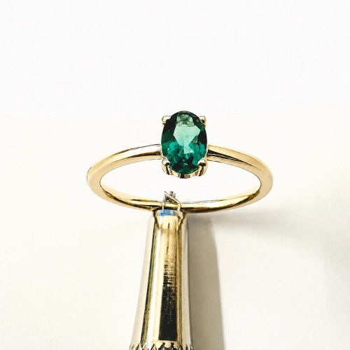 Pierścionek ze szmaragdem owalnym – widok z przodu – ABGOLD Baczyński