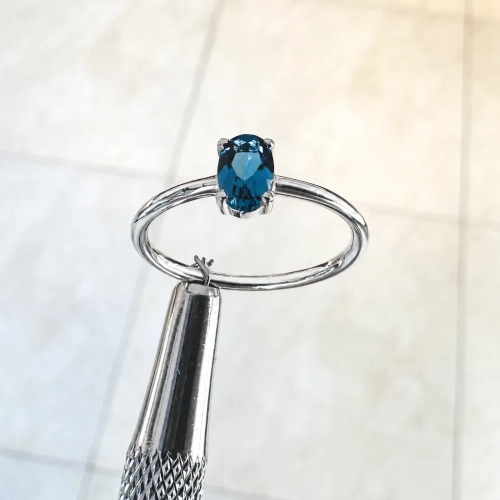 Pierścionek z białego złota próba 585 z topazem London – widok z przodu – ABGOLD Baczyński