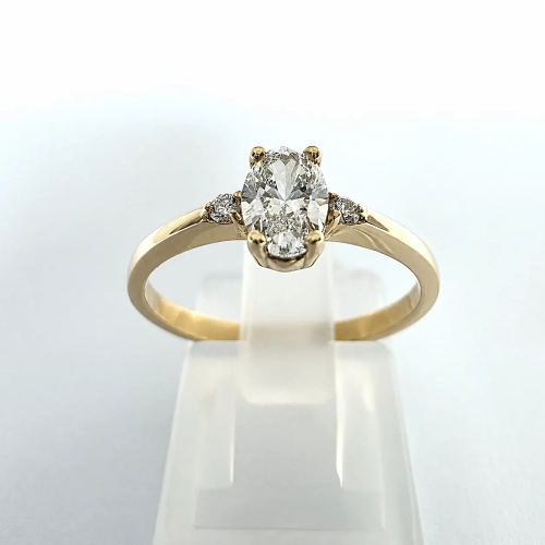 Pierścionek z żółtego złota próba 585 z Moissanitem i brylantami – widok z przodu – ABGOLD Baczyński