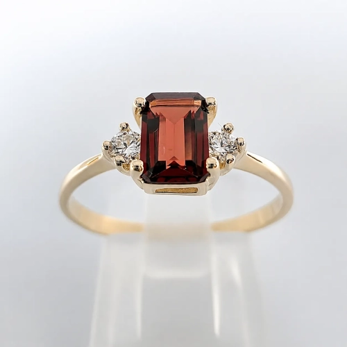 Złoty pierścionek z diamentami i granatem emerald – widok frontalny – ABGOLD Baczyński