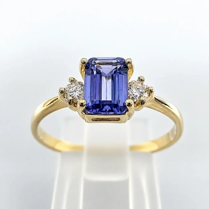 Złoty pierścionek z diamentami i tanzanitem emerald – widok frontalny – ABGOLD Baczyński