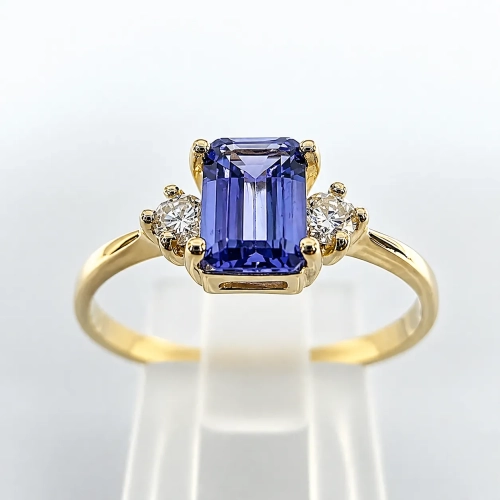 Złoty pierścionek z diamentami i tanzanitem emerald – widok frontalny – ABGOLD Baczyński