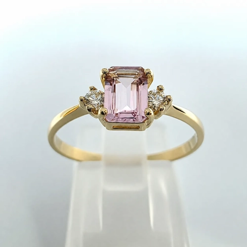 Złoty pierścionek z diamentami i morganitem emerald – widok frontalny – ABGOLD Baczyński