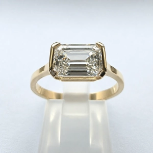 Złoty pierścionek Lab Grown Emerald 1.0ct – widok frontalny – ABGOLD Baczyński