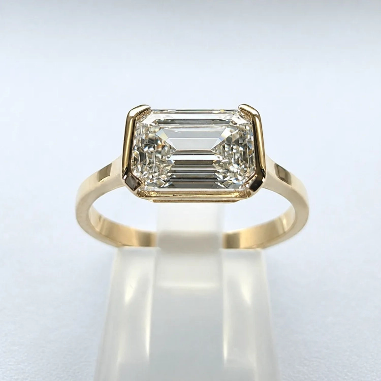 Złoty pierścionek Lab Grown Emerald 1.0ct – widok frontalny – ABGOLD Baczyński