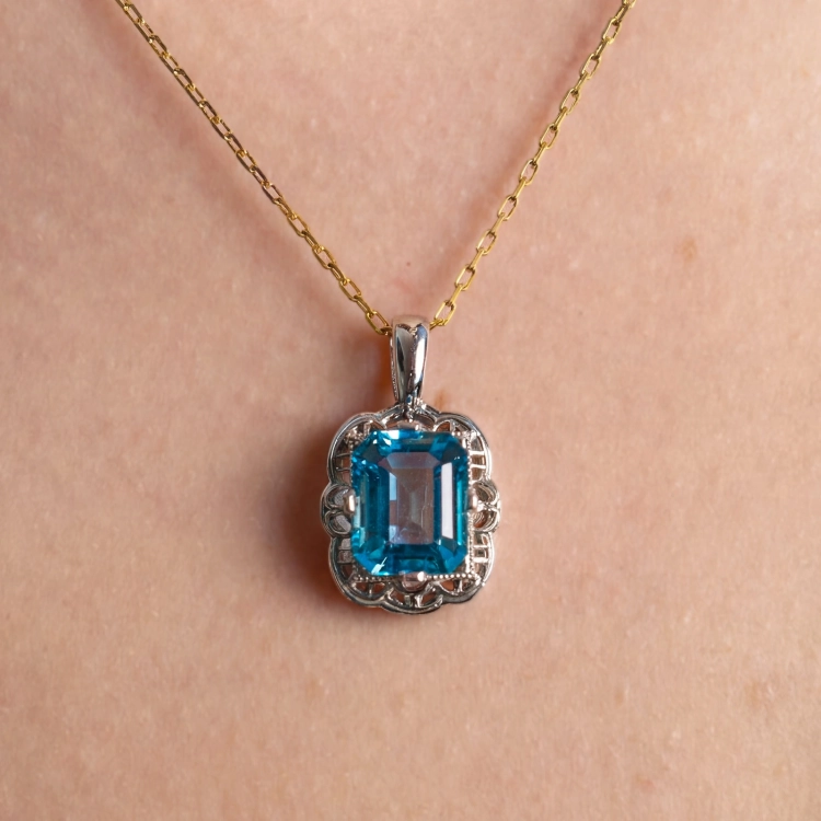 Złota zawieszka z topazem Swiss 4,00 ct emerald – prezentacja na szyi (zbliżenie) – ABGOLD Baczyński
