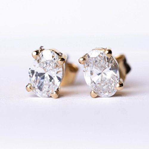 Złote kolczyki z moissanitem 0,80 ct – widok zbliżenie – ABGOLD Baczyński