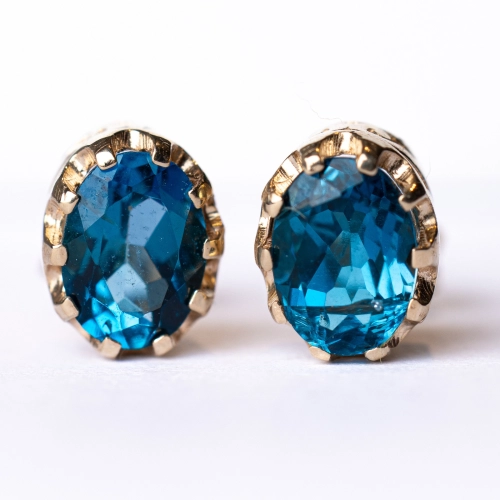 Złote kolczyki z topazem London Blue 1,80 ct – widok frontalny zliżenie – ABGOLD Baczyński
