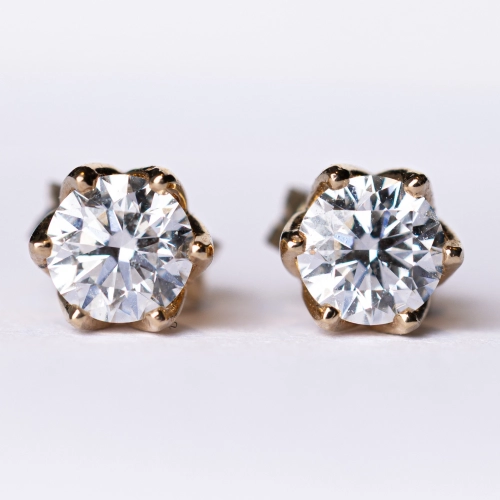 Złote kolczyki z diamentami 0,34 ct – widok frontalny zbliżenie – ABGOLD Baczyński
