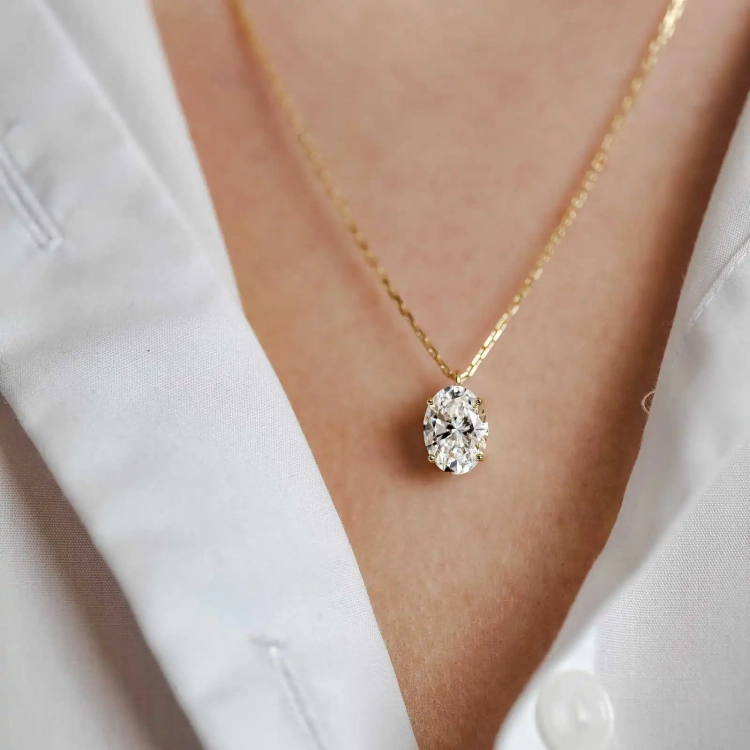 Złoty naszyjnik 585 z owalnym diamentem 3,00 ct – prezentacja na szyi – ABGOLD Baczyński