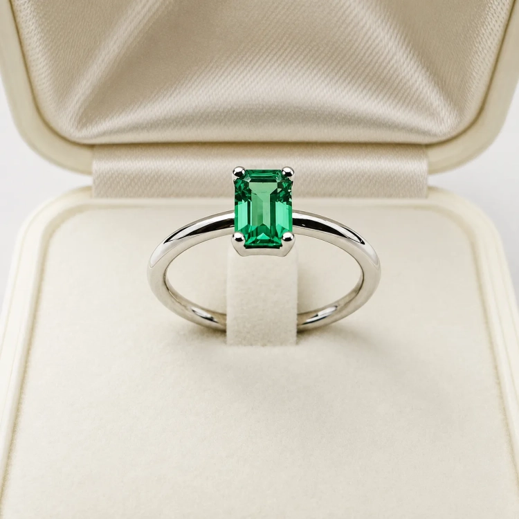 Pierścionek z białego złota 585 ze szmaragdem Emerald 0,50 ct – widok z przodu – ABGOLD Baczyński