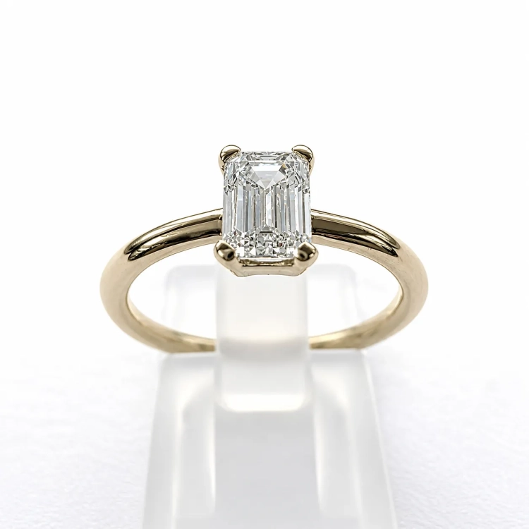 Pierścionek złoto 585 z diamentem 1,0 ct szlif szmaragdowy – widok z przodu – ABGOLD Baczyński