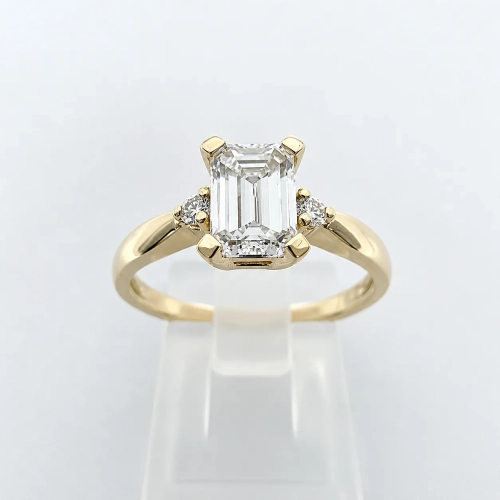 Pierścionek z żółtego złota próba 585 z moissanitem Emerald 0,85 ct VVS D – widok frontalny na ekspozytorze – ABGOLD Baczyński