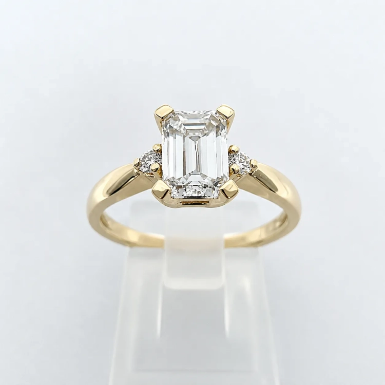 Pierścionek z żółtego złota próba 585 z moissanitem Emerald 0,85 ct VVS D – widok frontalny na ekspozytorze – ABGOLD Baczyński