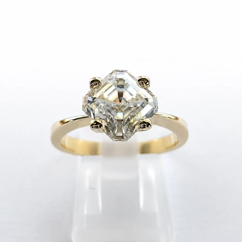 Pierścionek zaręczynowy z żółtego złota próba 585 z moissanitem Asscher 2,0 ct – widok z przodu – ABGOLD Baczyński