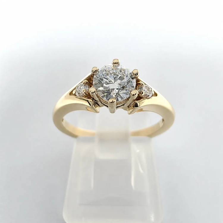 Złoty pierścionek z diamentami ok. 0,60 ct – złoto 585 – widok z przodu – ABGOLD Baczyński