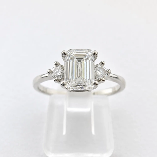 Pierścionek z żółtego złota próba 585 z moissanitem Emerald 0,86 ct VVS D – widok frontalny na ekspozytorze – ABGOLD Baczyński