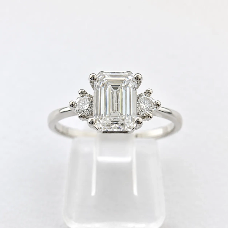 Pierścionek z żółtego złota próba 585 z moissanitem Emerald 0,86 ct VVS D – widok frontalny na ekspozytorze – ABGOLD Baczyński