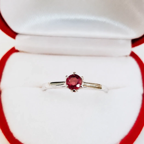 Pierścionek zaręczynowy z rubinem i diamentami – widok z przodu – ABGOLD Baczyński