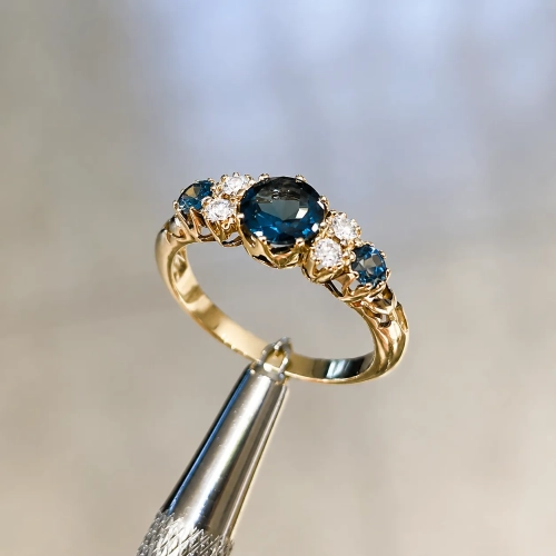 Pierścionek vintage z topazem London blue – ekspozycja na ryglu jubilerskim – ABGOLD Baczyński