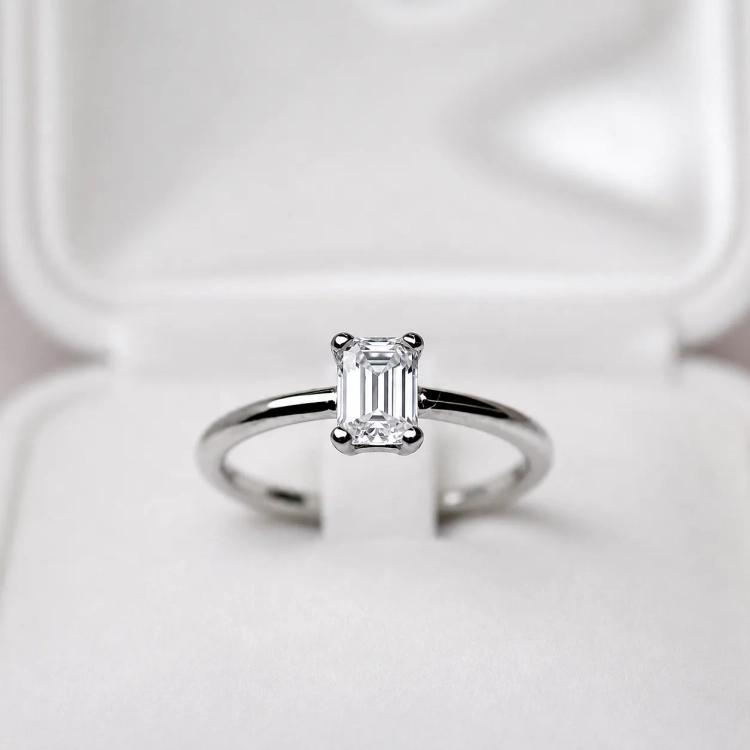 Pierścionek z białego złota próba 585 z moissanitem Emerald 0,80 ct – widok z przodu – ABGOLD Baczyński
