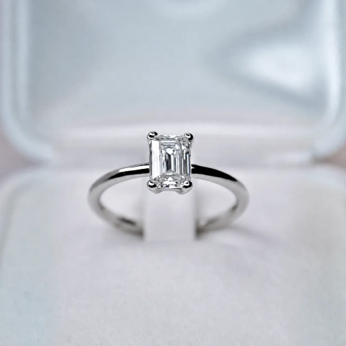 Pierścionek złoto 585 z diamentem 1,0 ct szlif szmaragdowy – widok z przodu – ABGOLD Baczyński