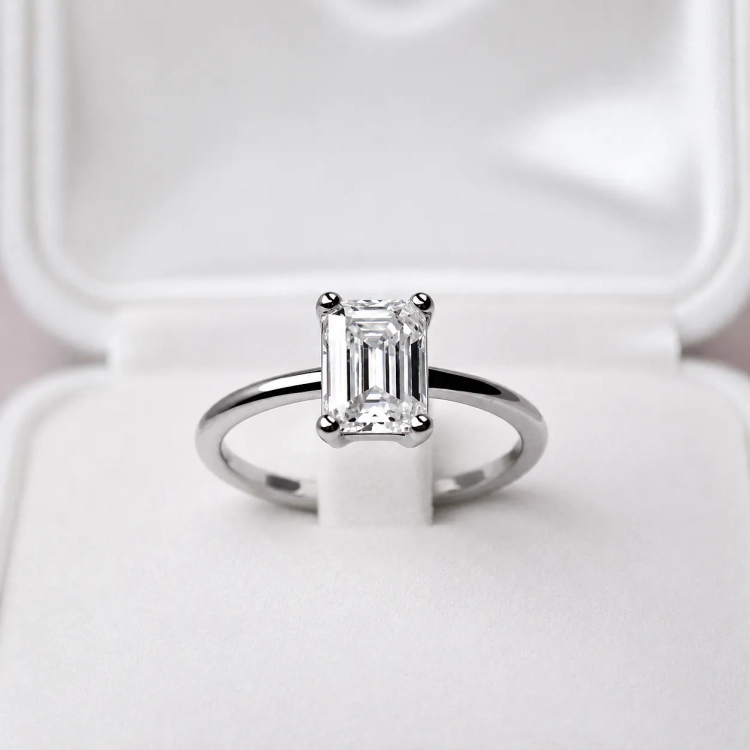 Pierścionek z białego złota próba 585 z moissanitem Emerald 2,0 ct VVS1 D – widok z przodu – ABGOLD Baczyński