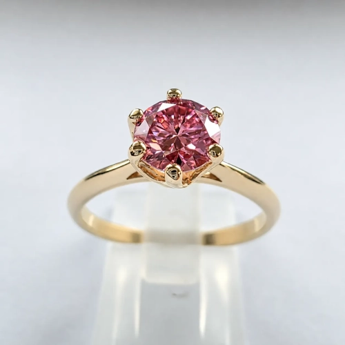 Pierścionek zaręczynowy z żółtego złota próba 585 z różowym moissanitem 0,80 ct – widok z przodu – ABGOLD Baczyński