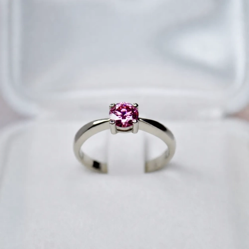 Pierścionek zaręczynowy z białego złota próba 585 z różowym moissanitem 0,50 ct – widok z przodu – ABGOLD Baczyński