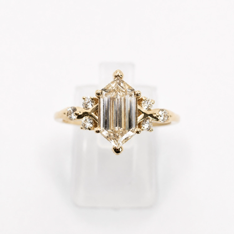 Pierścionek złoty 585 z diamentem hexagonal – ABGOLD
