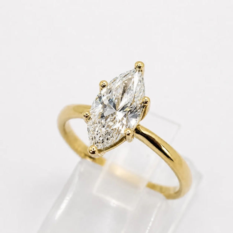 Pierścionek z diementem Marquise Lab-Grow ok. 1,5 ct złoto 585 (14K) – ujęcie pod kątem – ABGOLD Baczyński