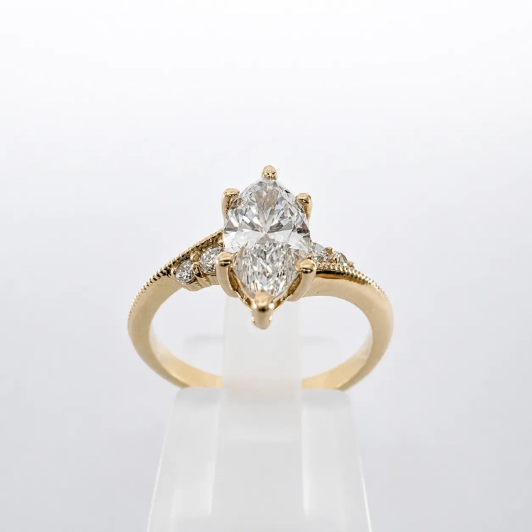 Pierścionek moissanit Marquise 1,0 ct – detal oprawy – ABGOLD Baczyński