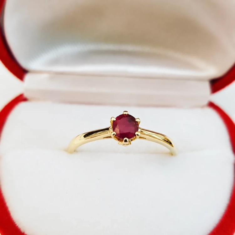 Pierścionek zaręczynowy z rubinem i diamentami – widok z przodu – ABGOLD Baczyński