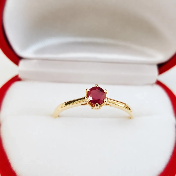 Pierścionek zaręczynowy z rubinem i diamentami – widok z góry – ABGOLD Baczyński