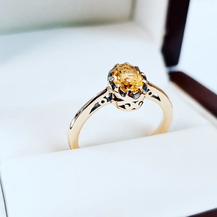 Pierścionek vintage retro z cytrynem – ujęcie pod kątem – ABGOLD Baczyński