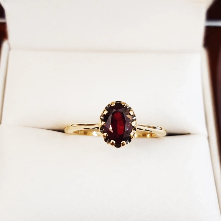 Pierścionek vintage retro z rubinem – prezentacja na tle opakowania – ABGOLD Baczyński