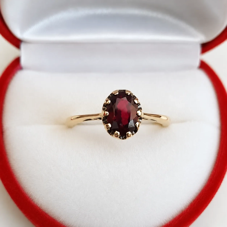 Pierścionek vintage retro z rubinem – prezentacja na tle opakowania – ABGOLD Baczyński