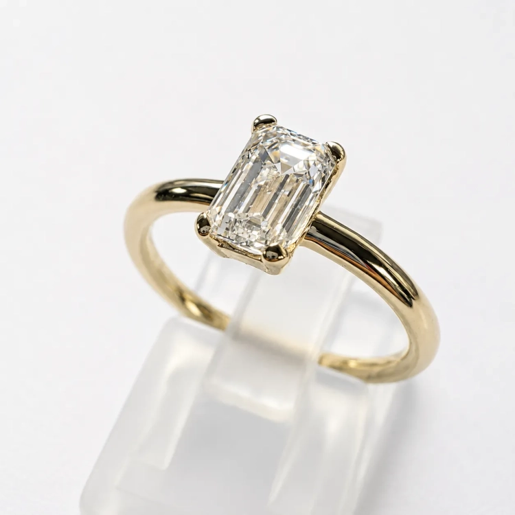Pierścionek zaręczynowy próba 585 z diamentem laboratoryjnym ok. 0,70 ct – ujęcie pod kątem – ABGOLD Baczyński
