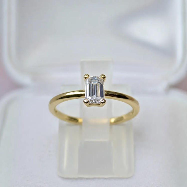 Pierścionek zaręczynowy próba 585 z diamentem laboratoryjnym ok. 0,70 ct – na ryglu jubilerskim – ujęcie centralne – ABGOLD Baczyński