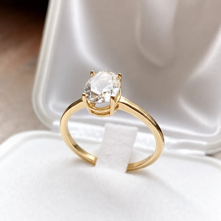 Pierścionek zaręczynowy z żółtego złota próba 585 z owalnym moissanitem 1,35 ct – ujęcie pod kątem – ABGOLD Baczyński