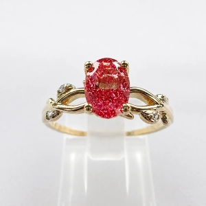 Złoty pierścionek z diamentem fancy vivid pink – widok frontalny – ABGOLD Baczyński